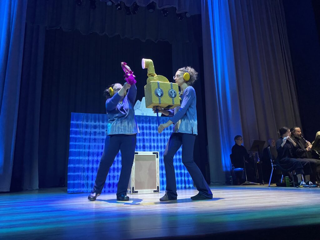 مسرح العرائس حافي القدمين